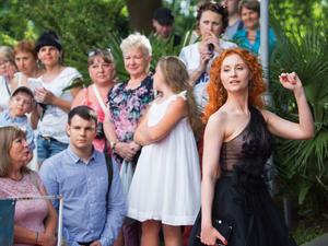 Актриса Нина Курлякова в полупрозрачном платье восхищает гостью г. Сочи.