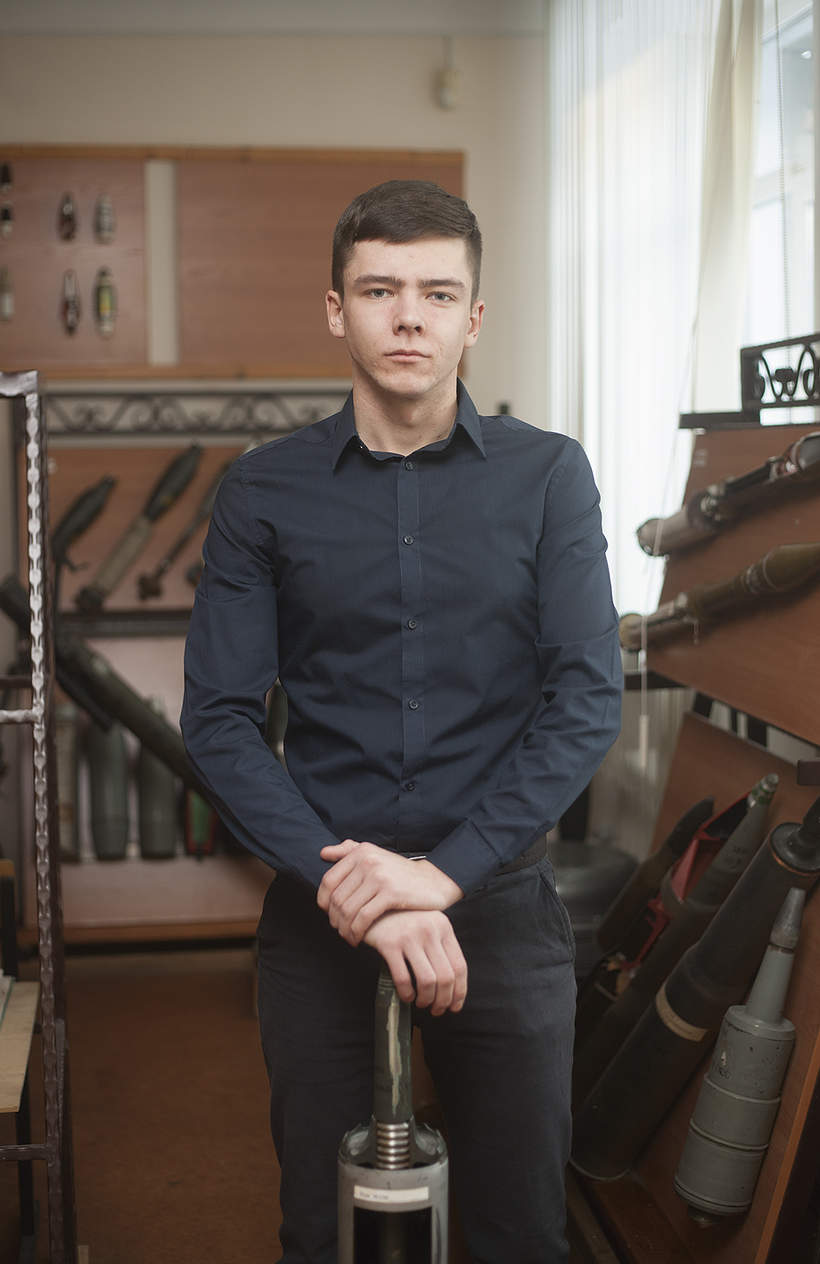 Дмитрий Гынгазов, студент 5‑го курса факультета летательных аппаратов, кафедра газодинамических импульсных устройств, направление «Боеприпасы и взрыватели», специалист  в области совершенствования бронебойных оперённых подкалиберных снарядов