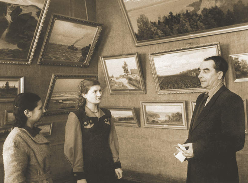 1950-е годы И.В. Титков у своих картин на юбилейной выставке