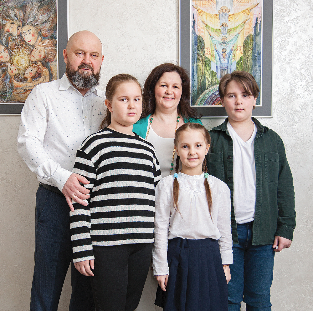 Елена и Евгений Решетниковы, руководители частной школы и детского сада «Наследие», с детьми